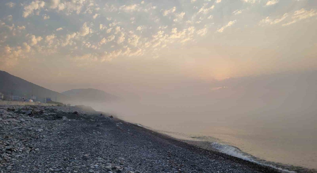 Sıcaklığı 15 dereceye düşen denizin üzerinde sis bulutu oluştu