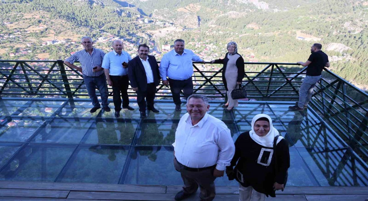 Sıcaktan bunalan Adanalılar Feke ilçesine akın etti