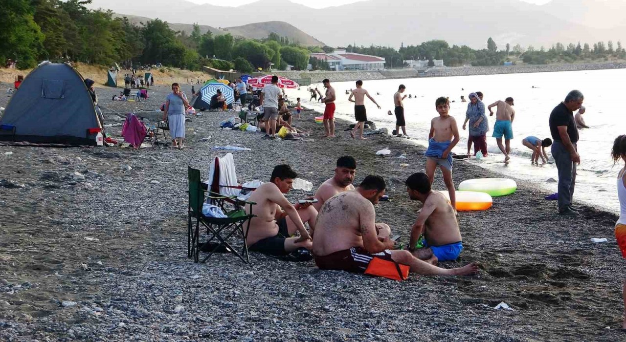 Sıcaktan bunalan vatandaşlar Van Gölüne akın etti
