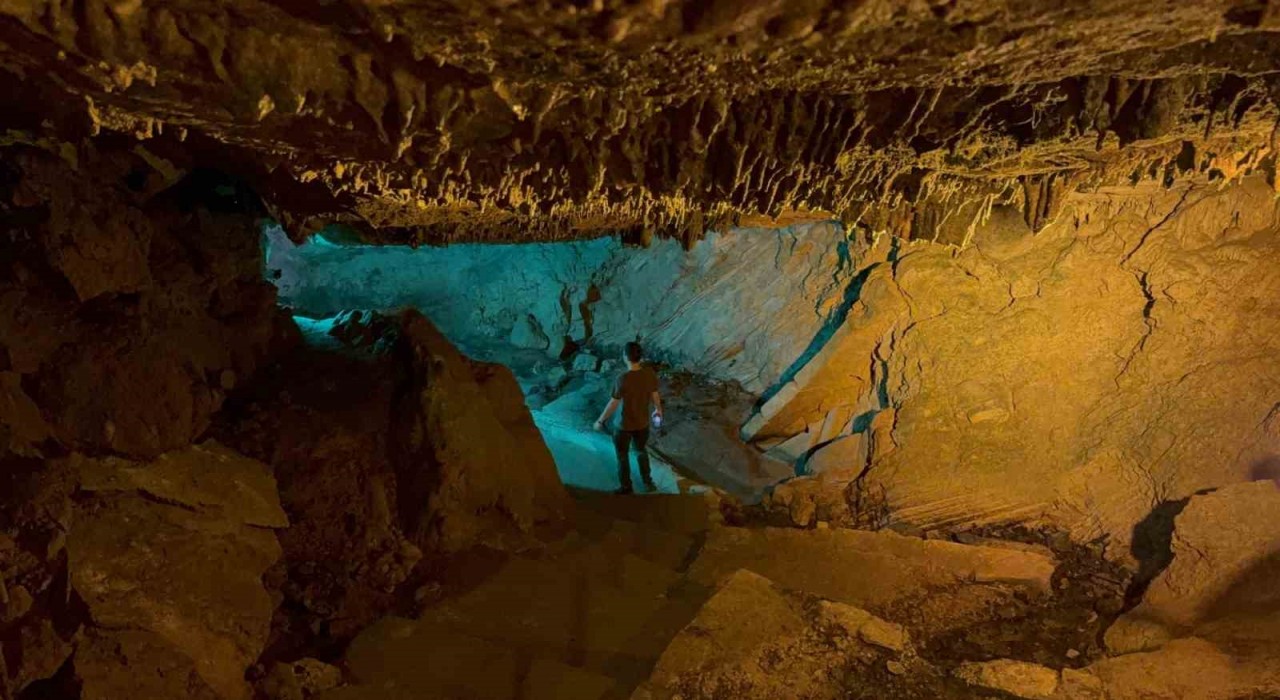 Sıcaktan bunalanalar bu mağaraya geliyor