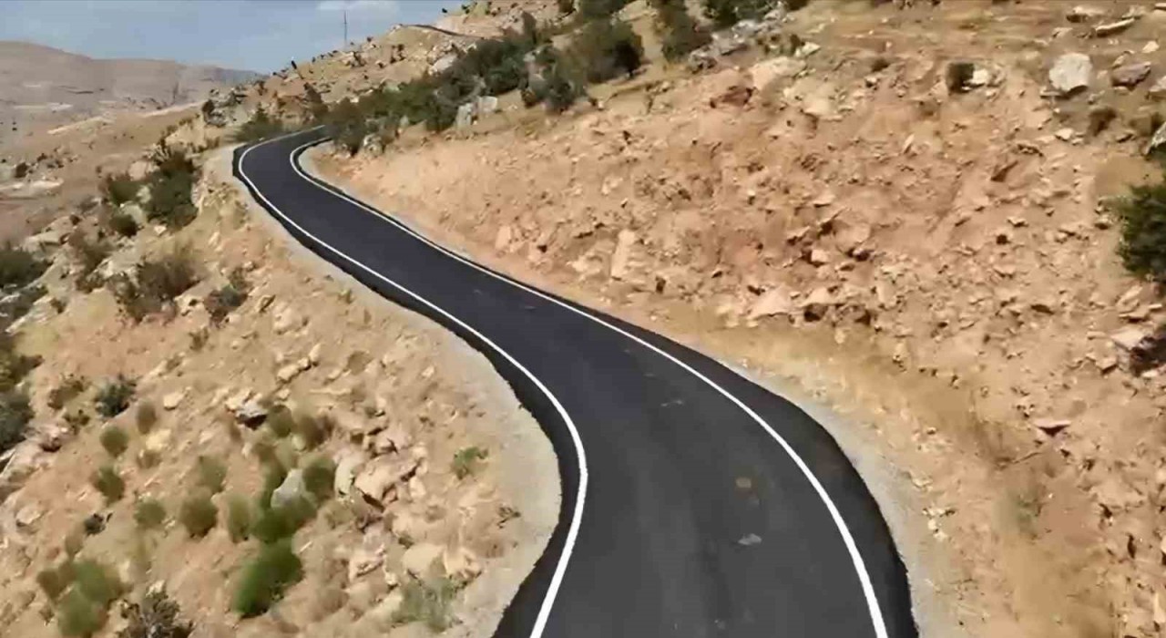 Siirtte 9 bin metrelik yol sıcak asfaltla buluştu