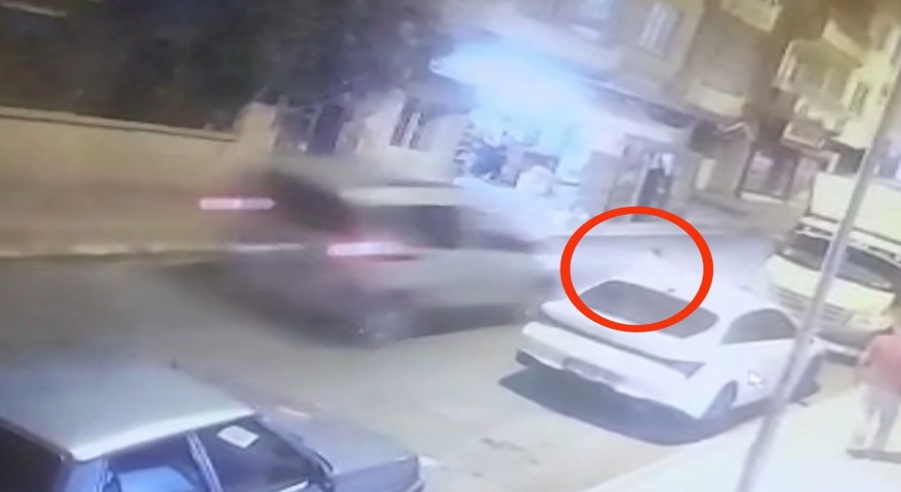 Siirtte aniden yola çıkan çocuğa aracın çarptığı anlar kamerada