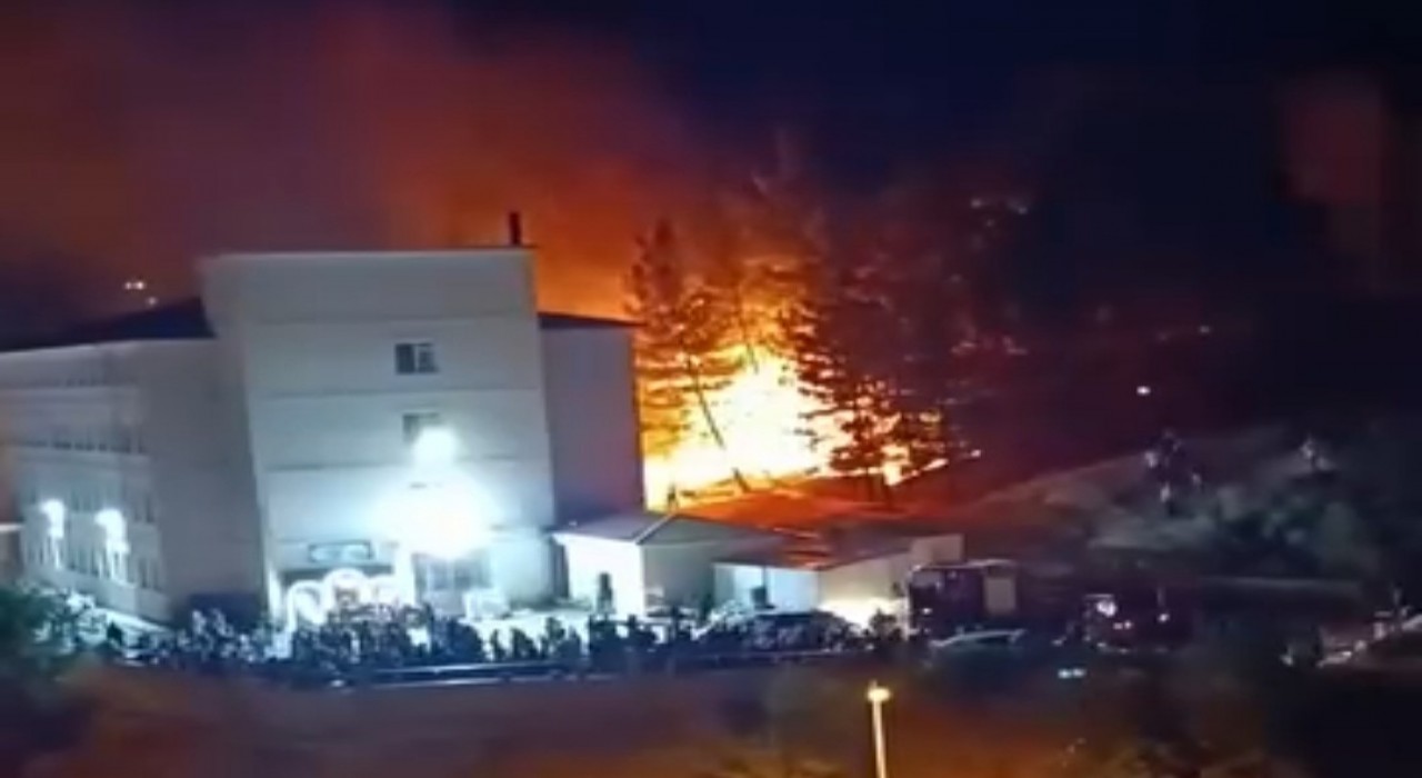 Siirtte düğünde atılan havai fişek yangına neden oldu