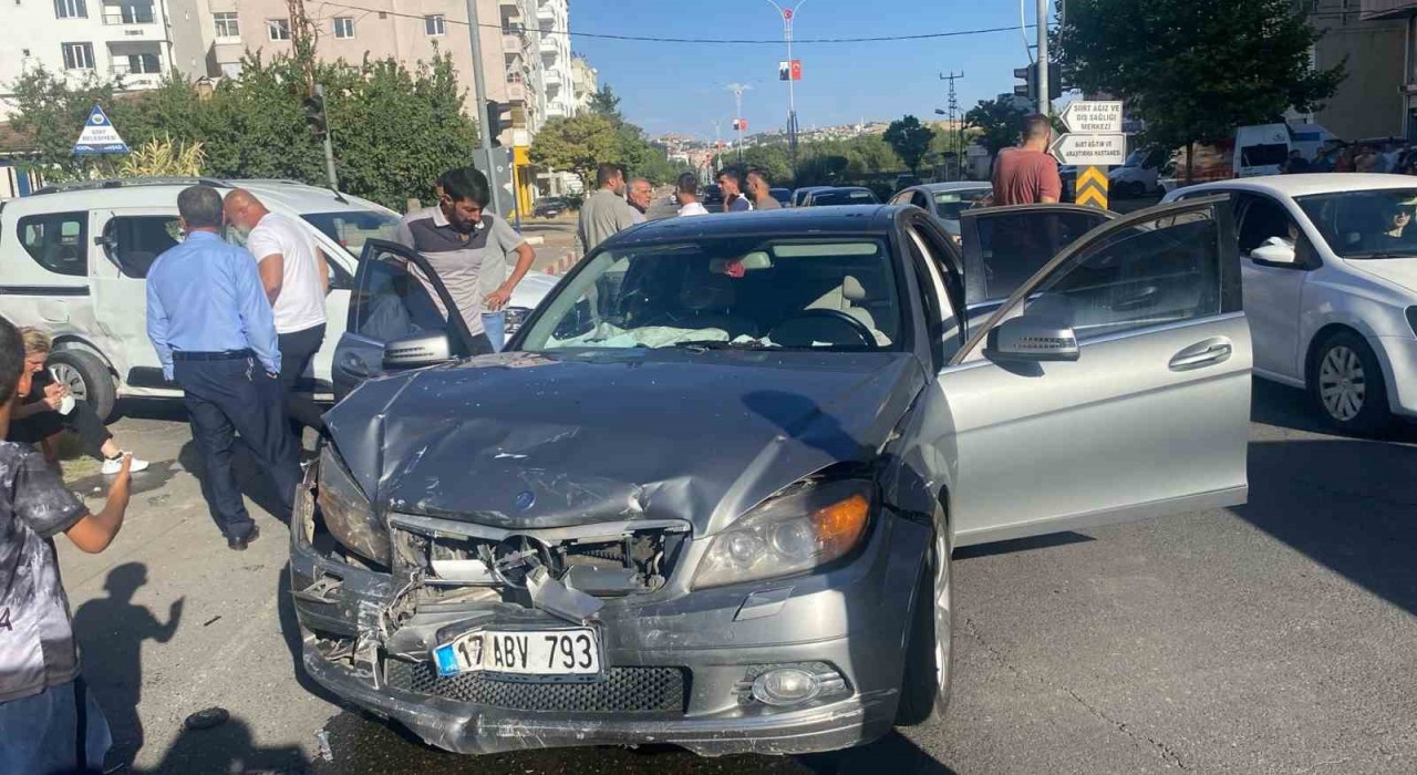 Siirtte iki araç çarpıştı: 1 yaralı