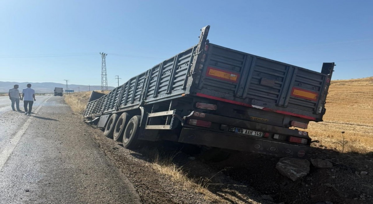 Siirtte tır kasası yol kenarına savruldu