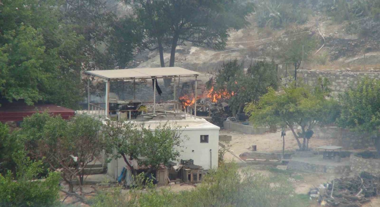 Silifkedeki orman yangınıyla mücadele devam ediyor: 526 personel sahada