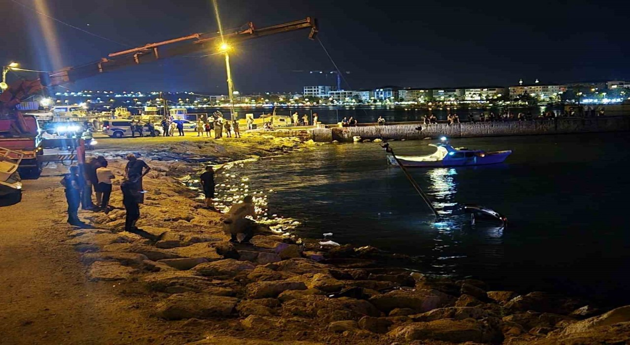 Silivride park halindeki araç denize uçtu