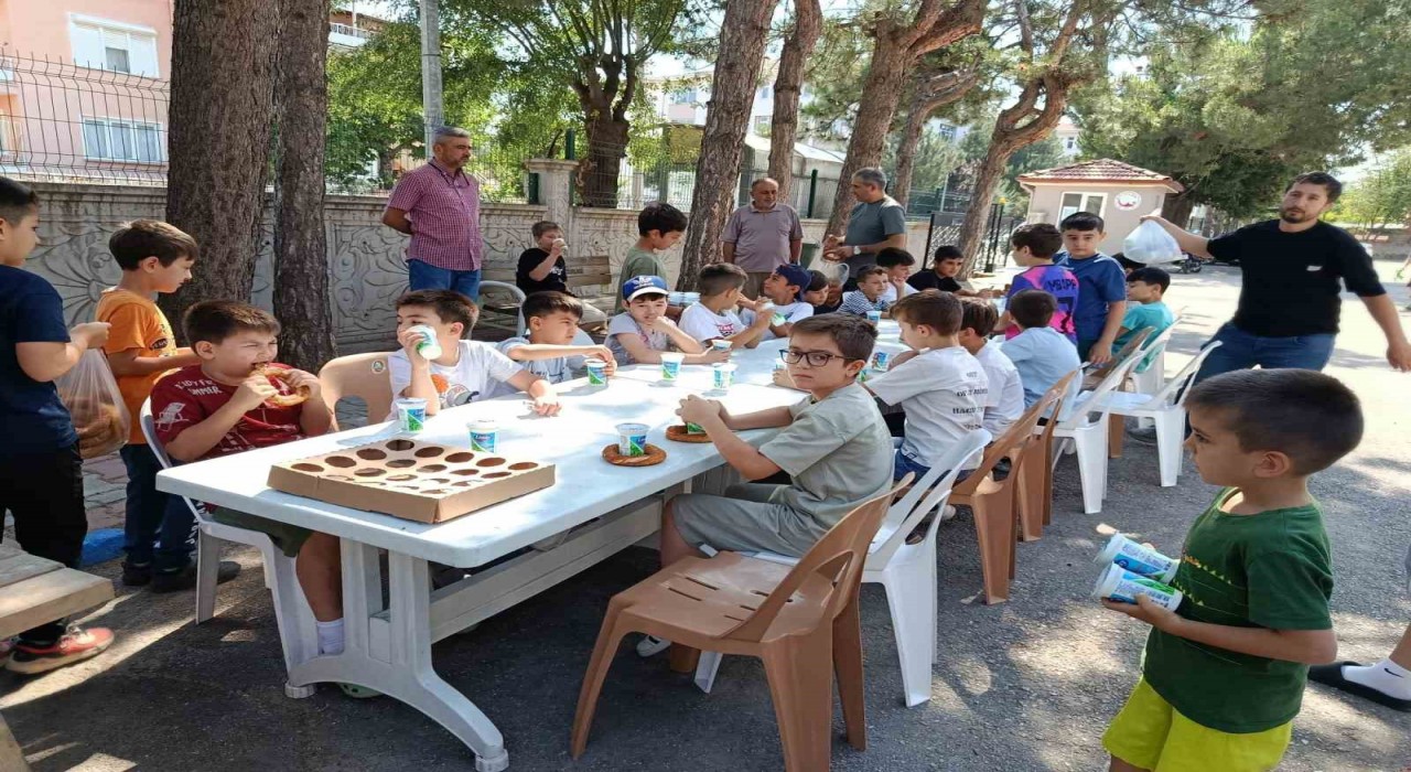 Simavda Yaz Kuran Kursu öğrencileri yapılan ikramlarla ödüllendiriliyor