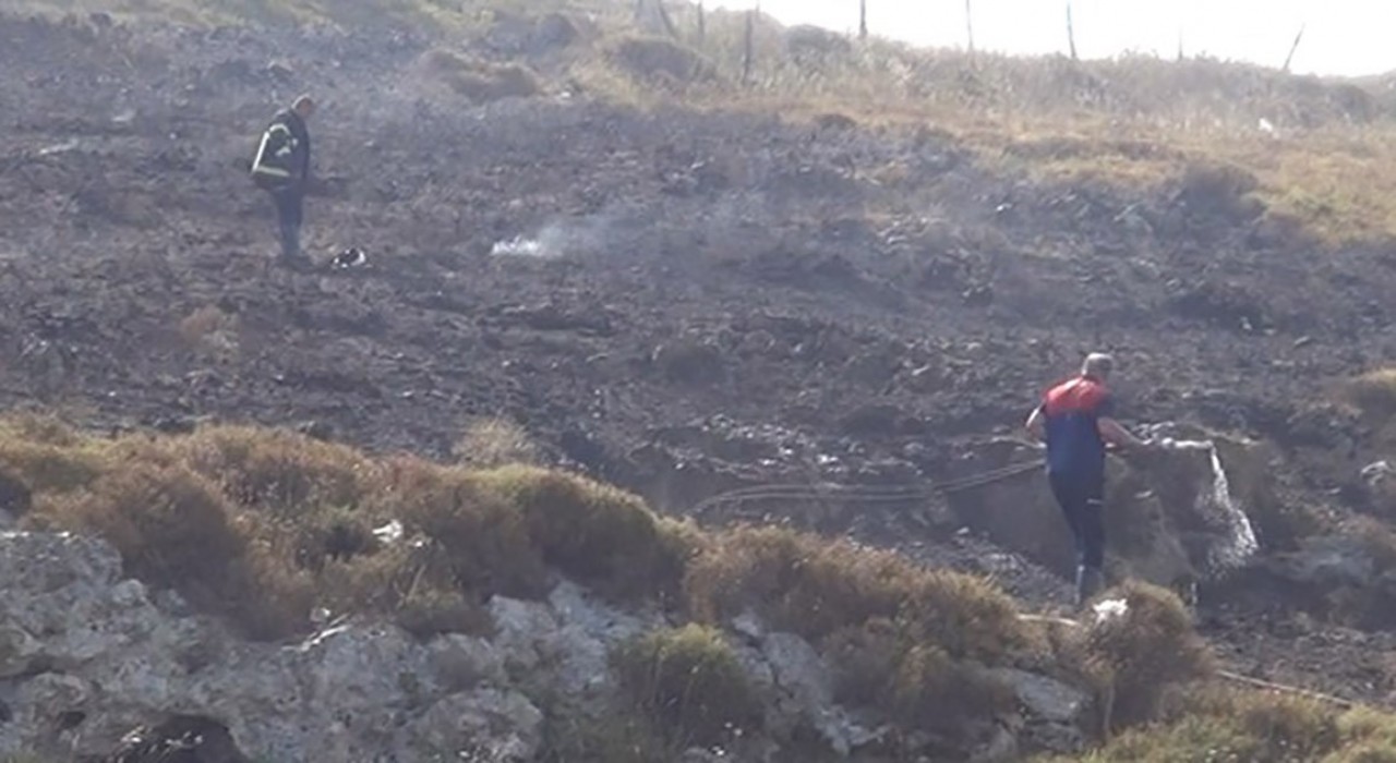 Sinopta çalılık alanda çıkan yangında kalan bir kadın, itfaiye ekiplerince kurtarıldı