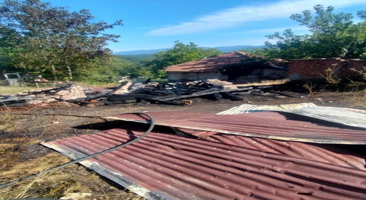 Sinopta çıkan yangında iki ahşap ambar küle döndü
