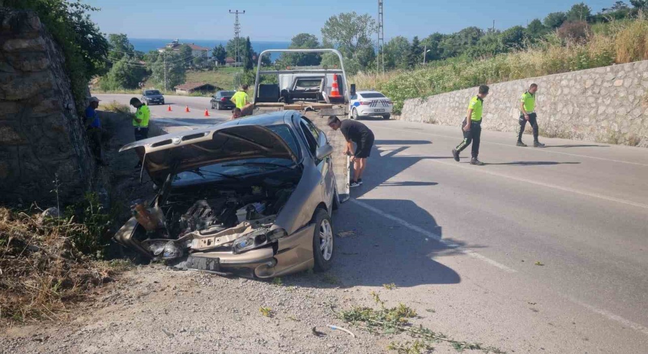 Sinopta otomobil duvara çarptı: 1i bebek 3 yaralı