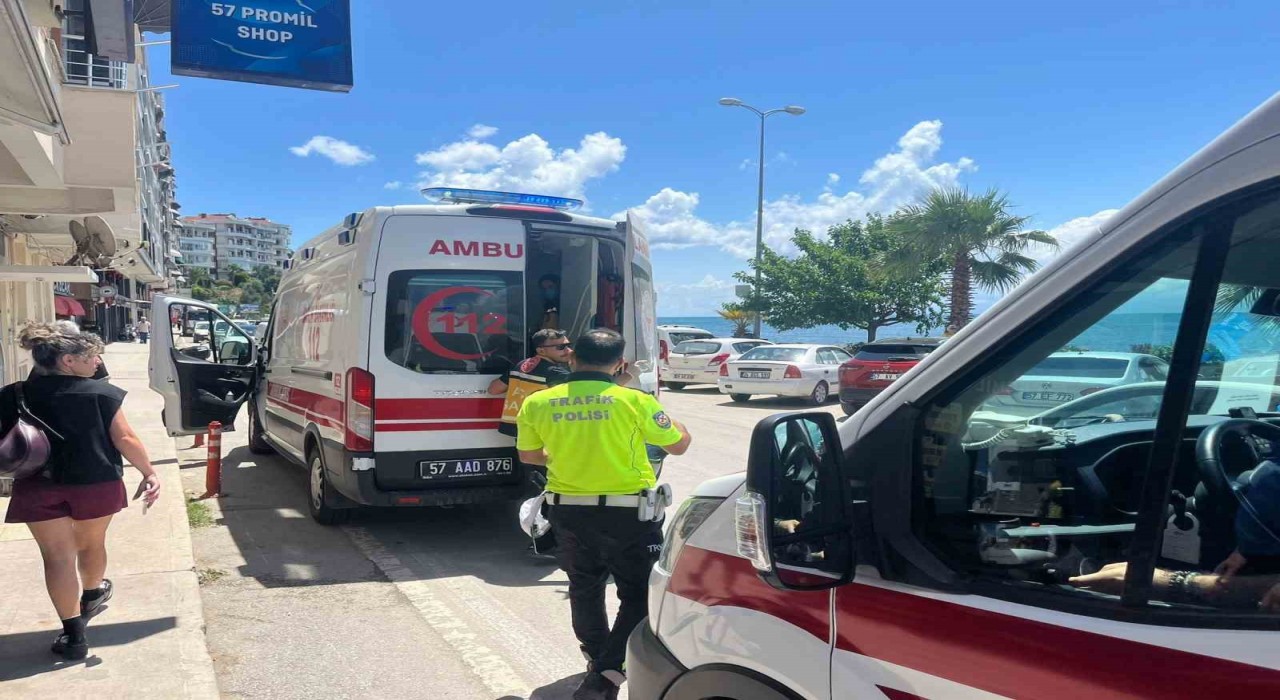 Sinopta otomobille motosiklet çarpıştı: 2 yaralı