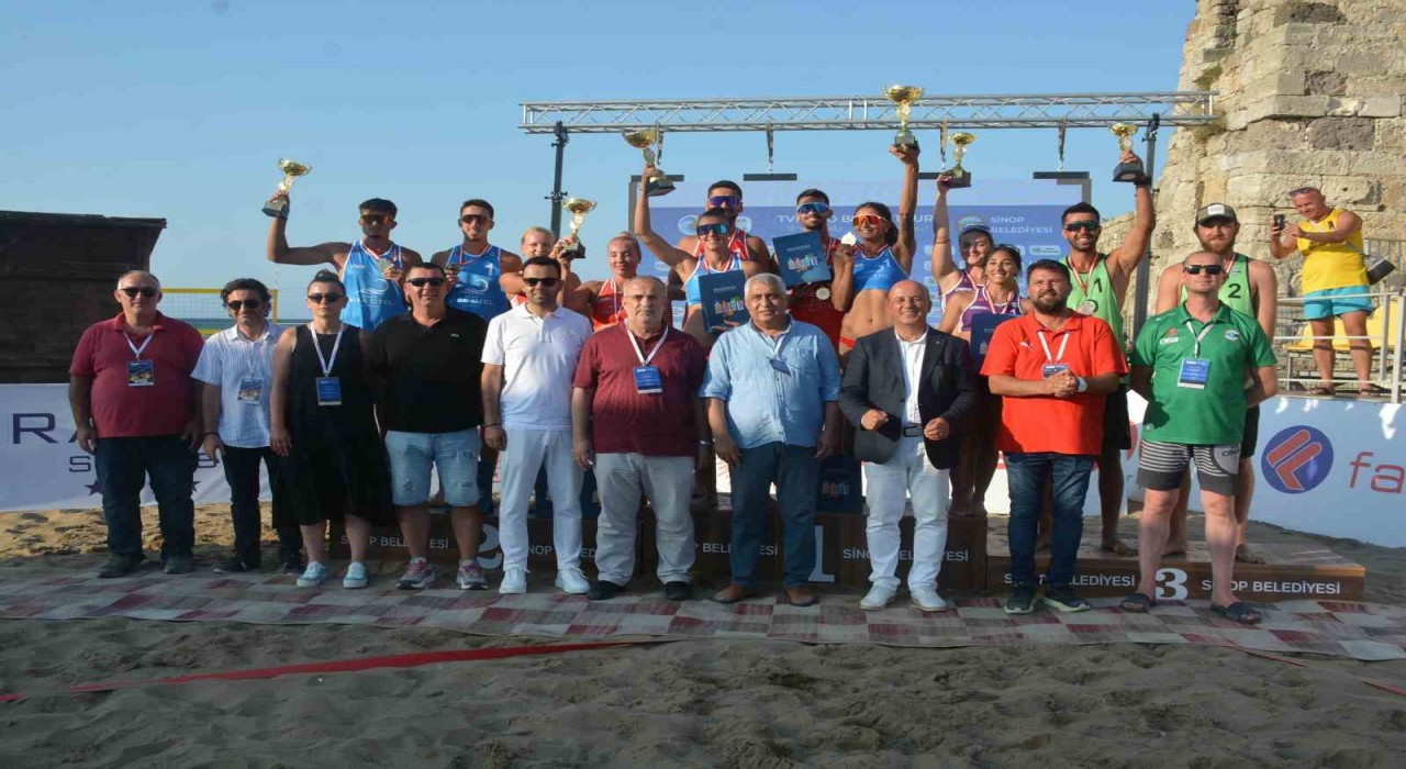 Sinopta plaj voleybolu turnuvası sona erdi