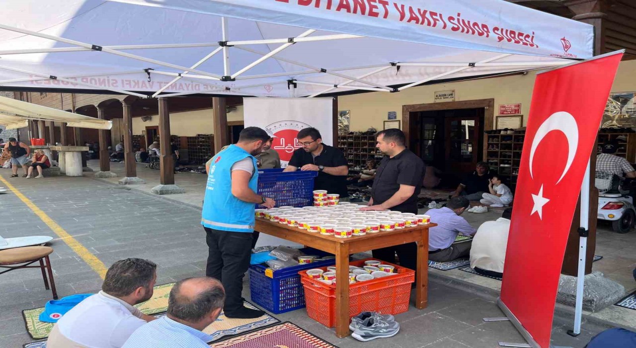Sinopta vatandaşlara aşure ikramı