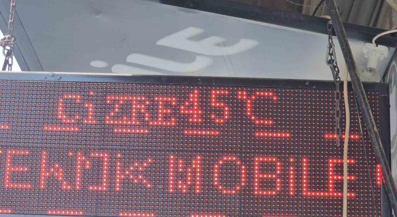 Şırnakta aynı anda iki mevsim yaşandı: Bir yanda kavurucu sıcak, diğer yanda yağmurun getirdiği serinlik