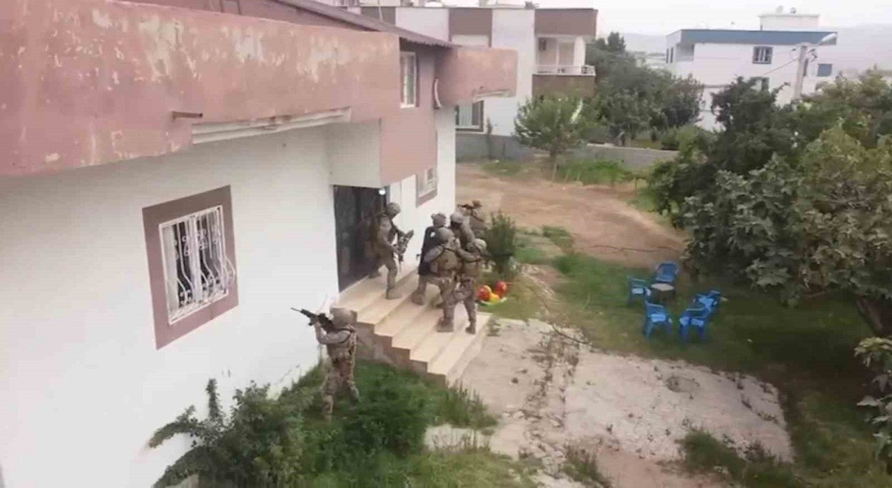 Şırnakta kaçakçılık operasyonu: Ev ve iş yerlerinden cephanelik çıktı