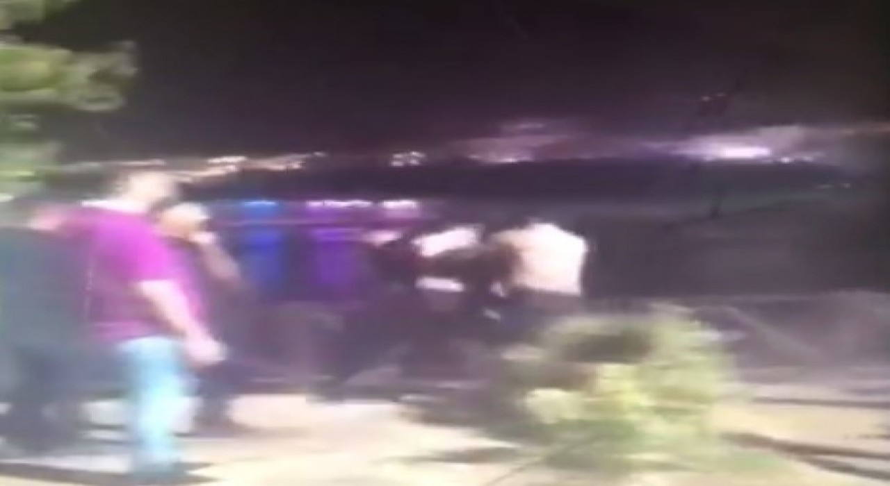 Şırnakta mahalle bekçileri ile bir grubun yumruklu kavgası kamerada