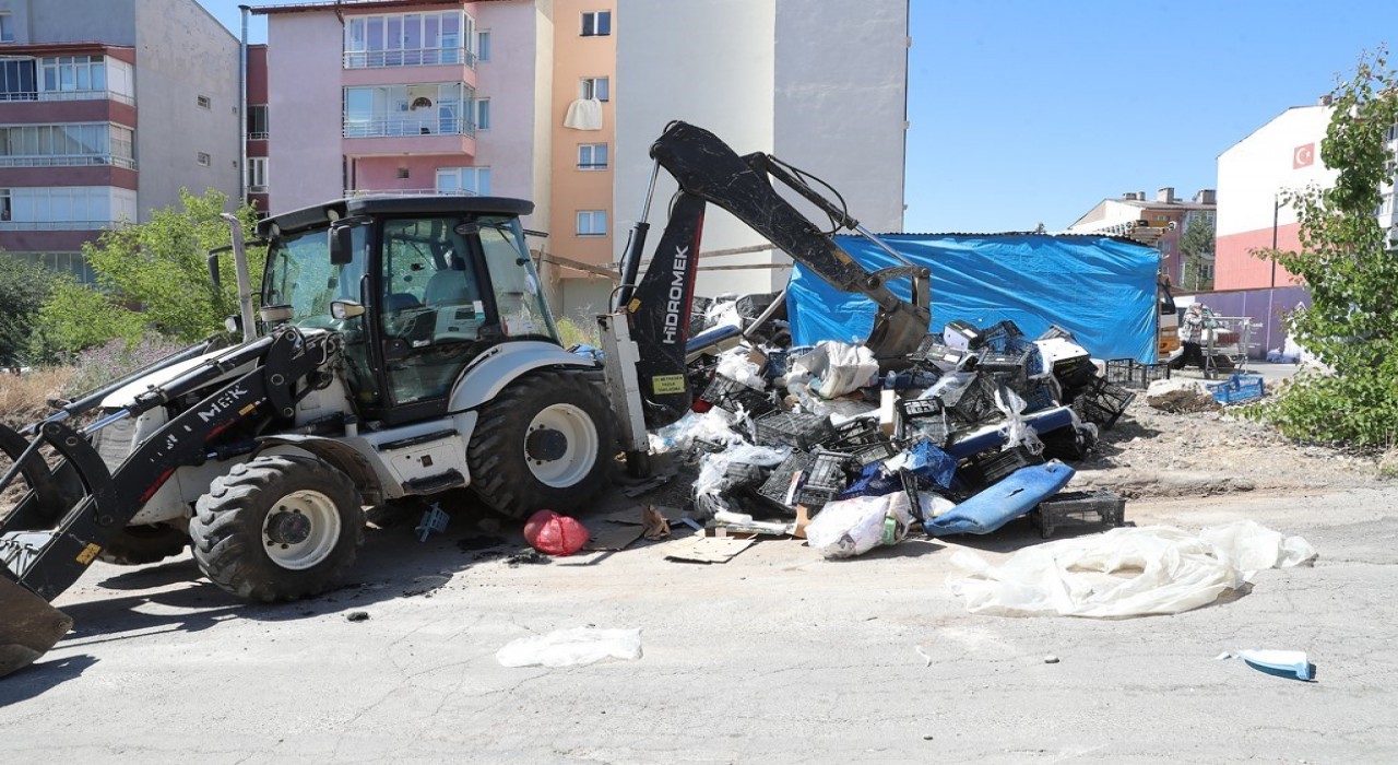 Sivas Belediyesinden mahalle aralarındaki atık yığınlarına müdahale