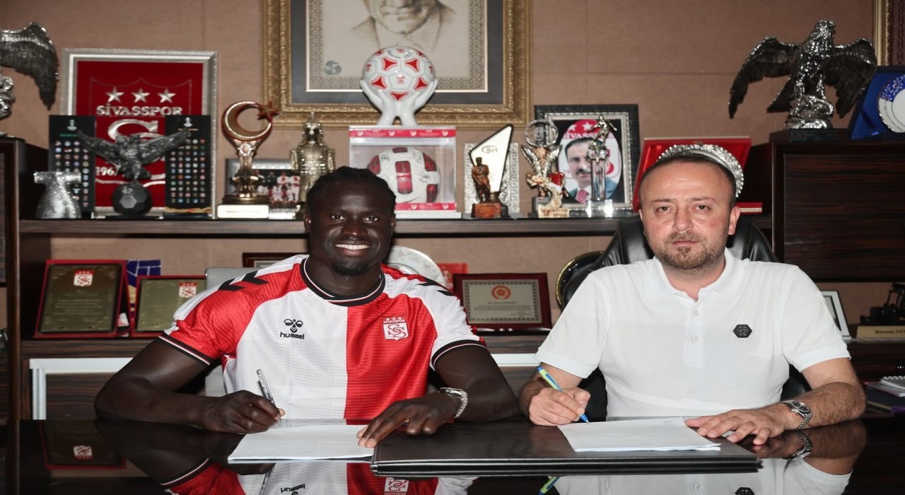 Sivasspor Aliou Badjiyi kadrosuna kattı