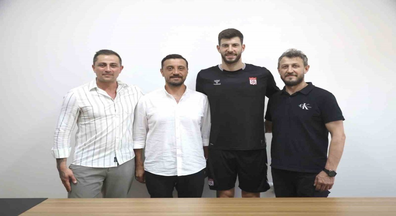 Sivasspor kaleci Göktuğ Bakırbaşı kadrosuna kattı