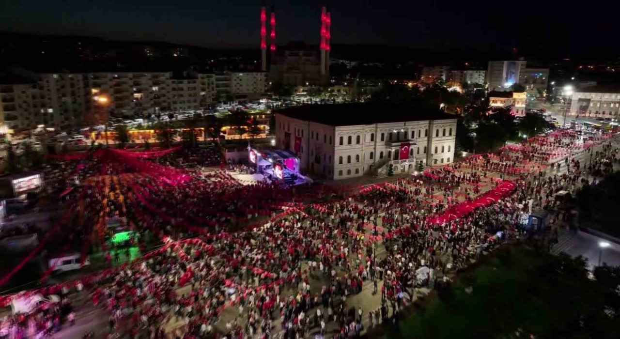 Sivasta 15 Temmuz Milli Birlik ve Demokrasi Yürüyüşü düzenlendi, meydan doldu taştı