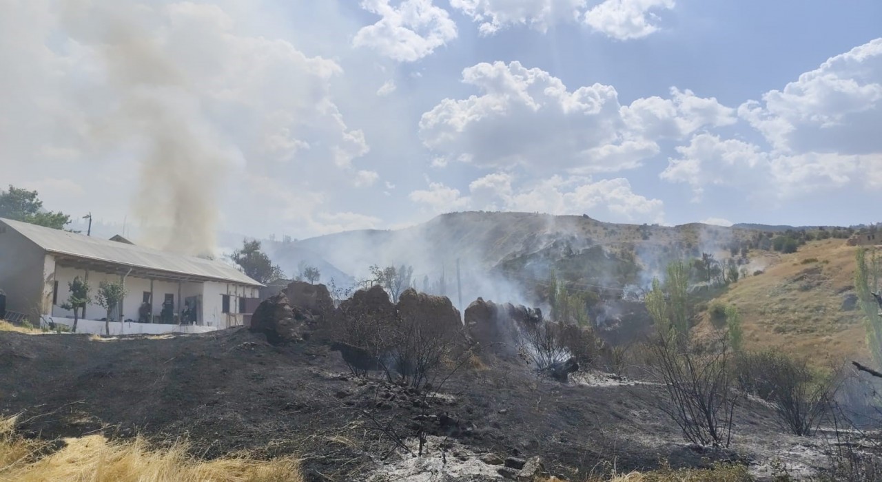 Sivasta çıkan yangında 12 ev zarar gördü, alevler ormana sıçramadan kontrol altına alındı