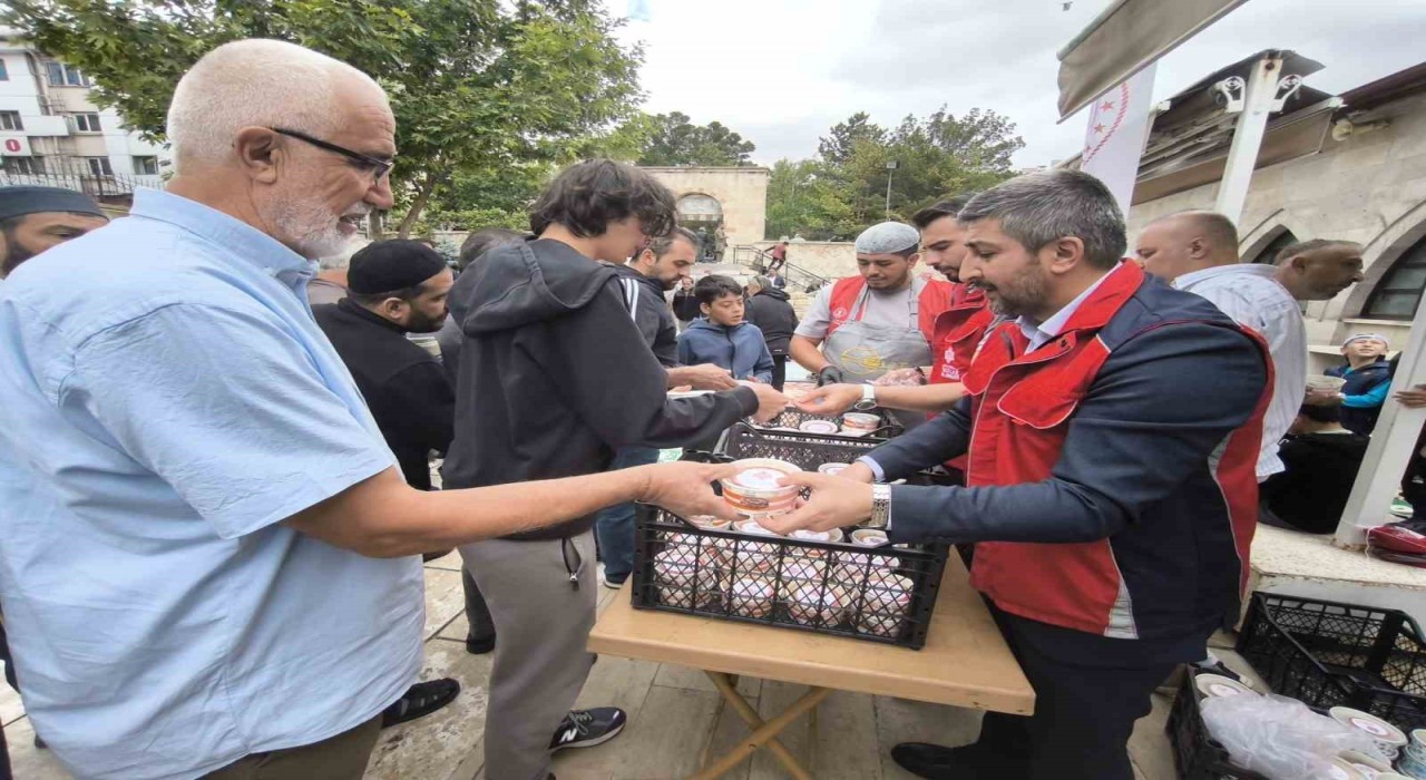 Sivasta cuma namazı çıkışı aşure ikramı