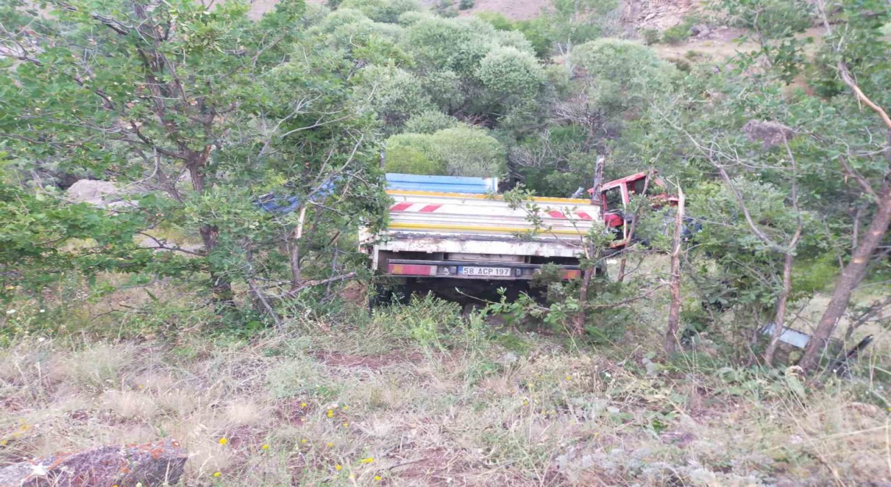 Sivasta kamyonet şarampole uçtu: 3 kişi yaralandı