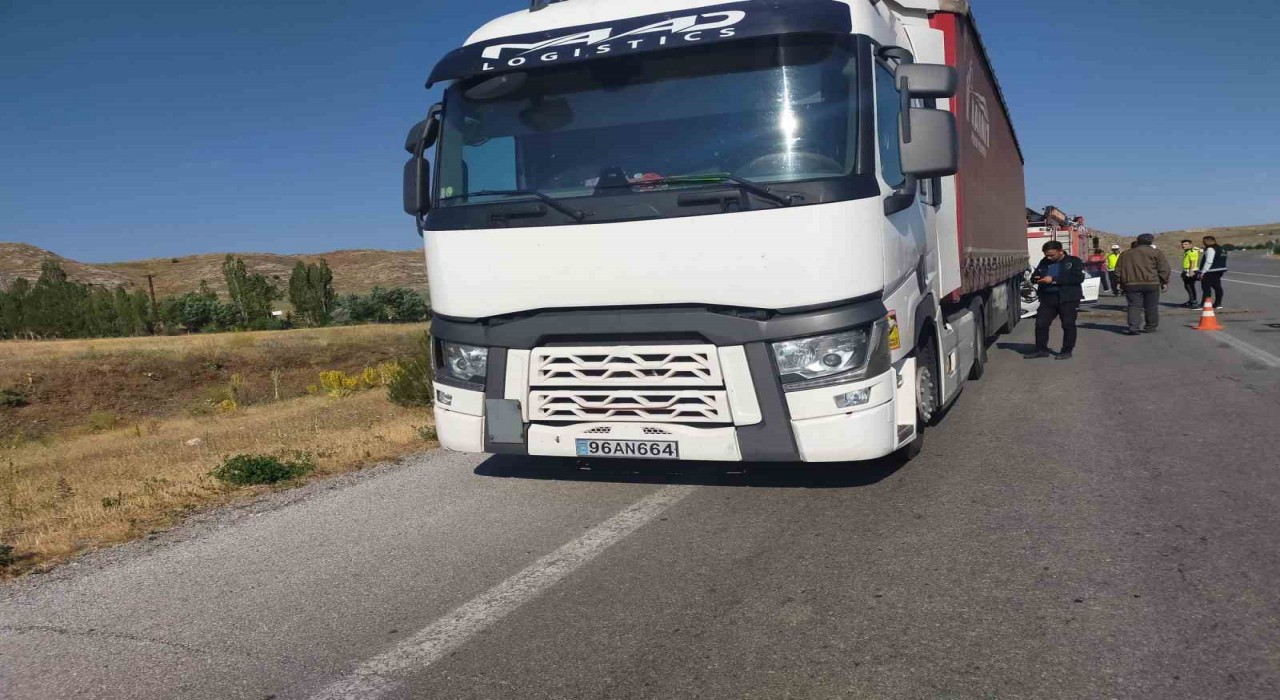 Sivasta otomobil tıra çarptı: 1 çocuk öldü, 5 kişi yaralandı