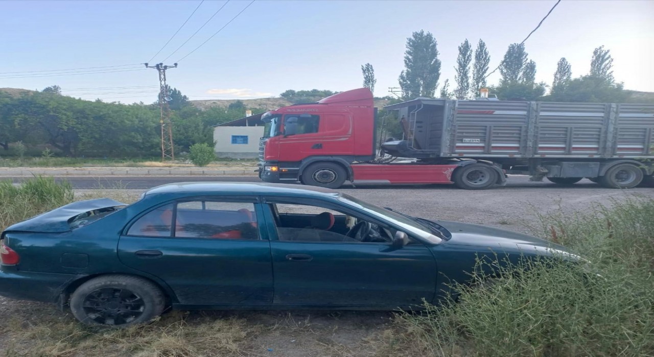 Sivasta tır ile otomobil çarpıştı: 2 yaralı