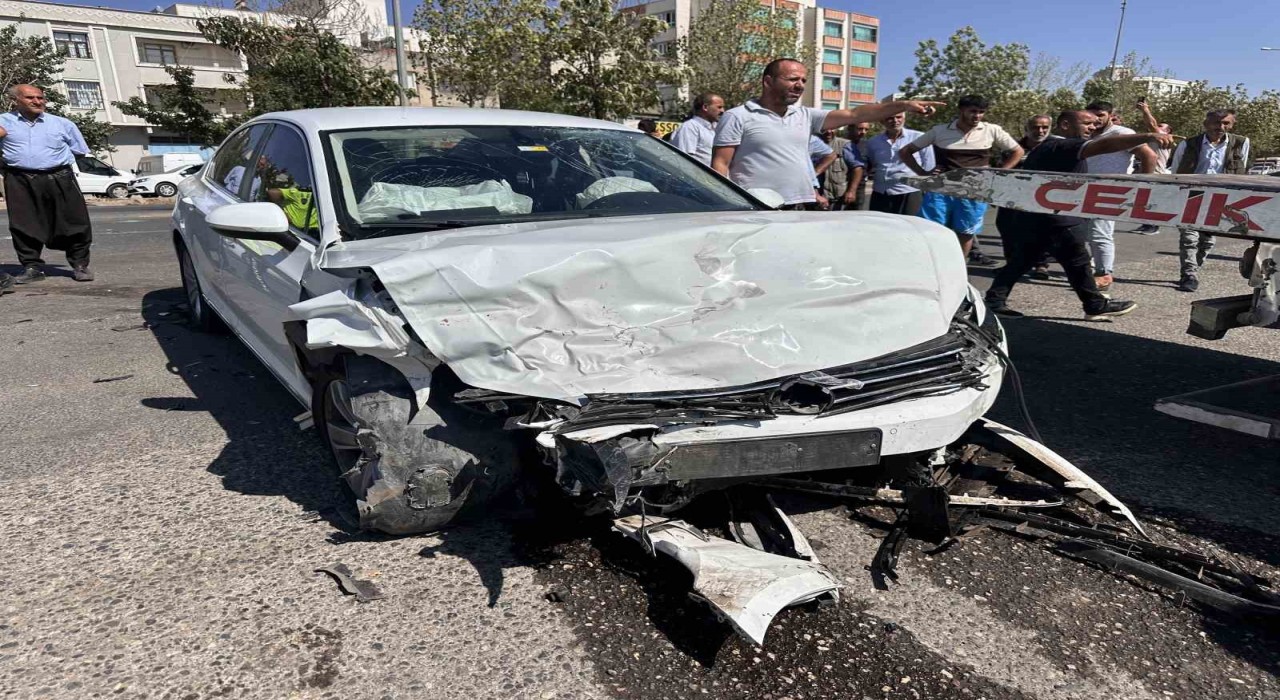 Siverekte iki otomobil kafa kafaya çarpıştı: 1 ölü, 4 yaralı