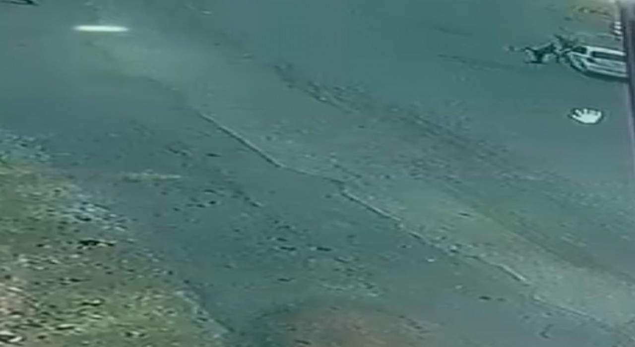 Siverekte otomobilin yayalara çarptığı an güvenlik kamerasında