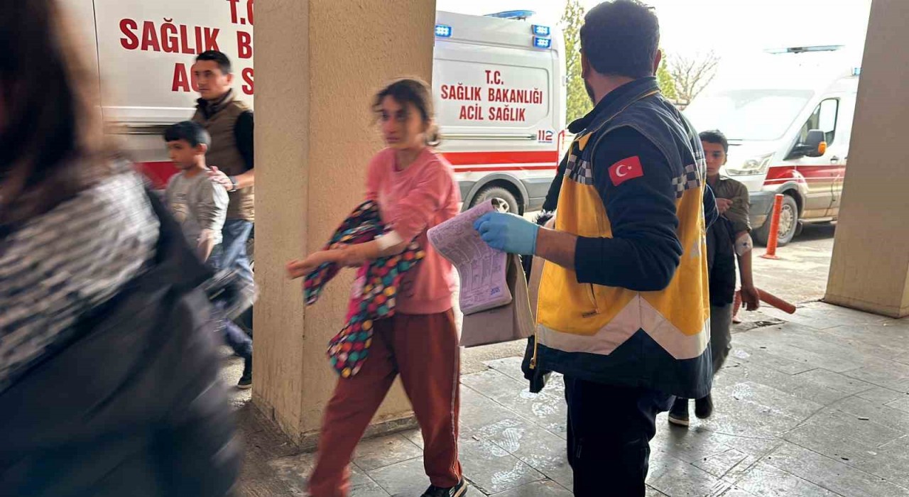 Siverekte yolun karşısına geçerken otomobilin çarptığı 2 kişi yaralandı