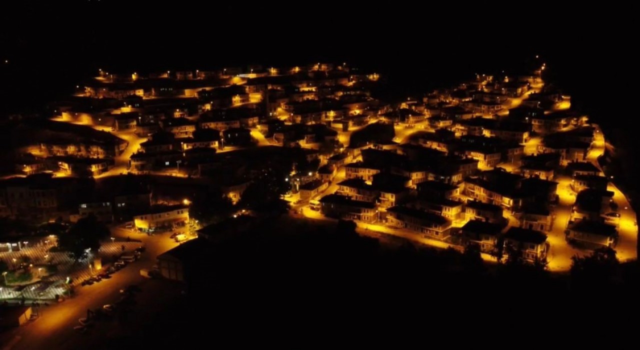 Sivrice depremi sonrası yeniden inşa edilen Doğanyolun gece görüntüsü hayran bıraktı