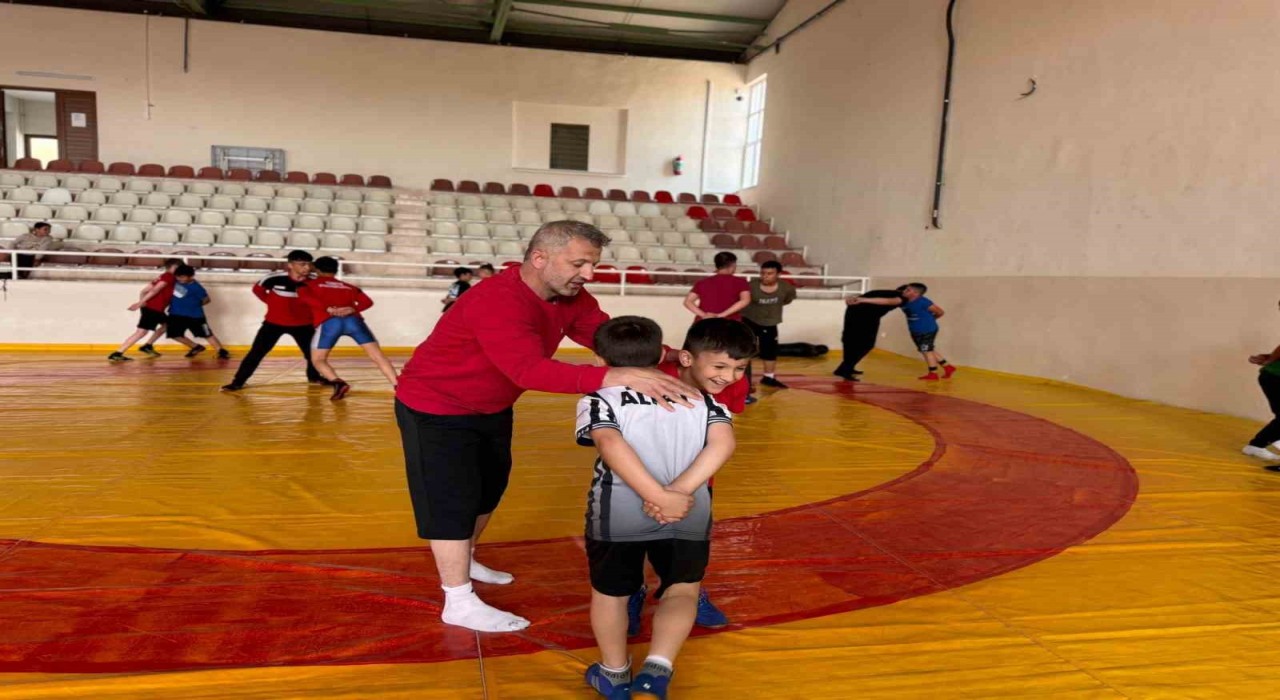 Söğütte güreş rüzgarı esti minik yiğitler minderde