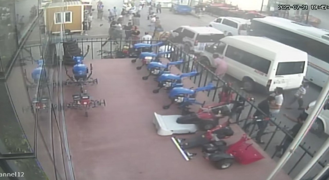 Sokak savaş alanına döndü: Sopa, taş ve kovalar havada uçuştu