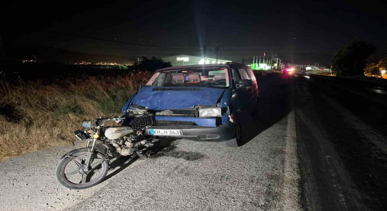 Sökede minibüs motosiklete çarptı: 3 yaralı