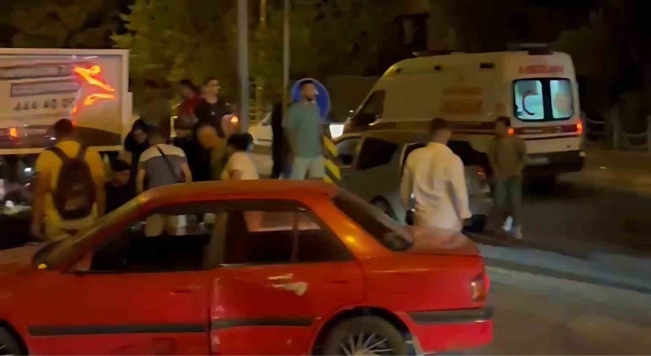 Sökede otomobil ile motosiklet çarpıştı: 2 yaralı