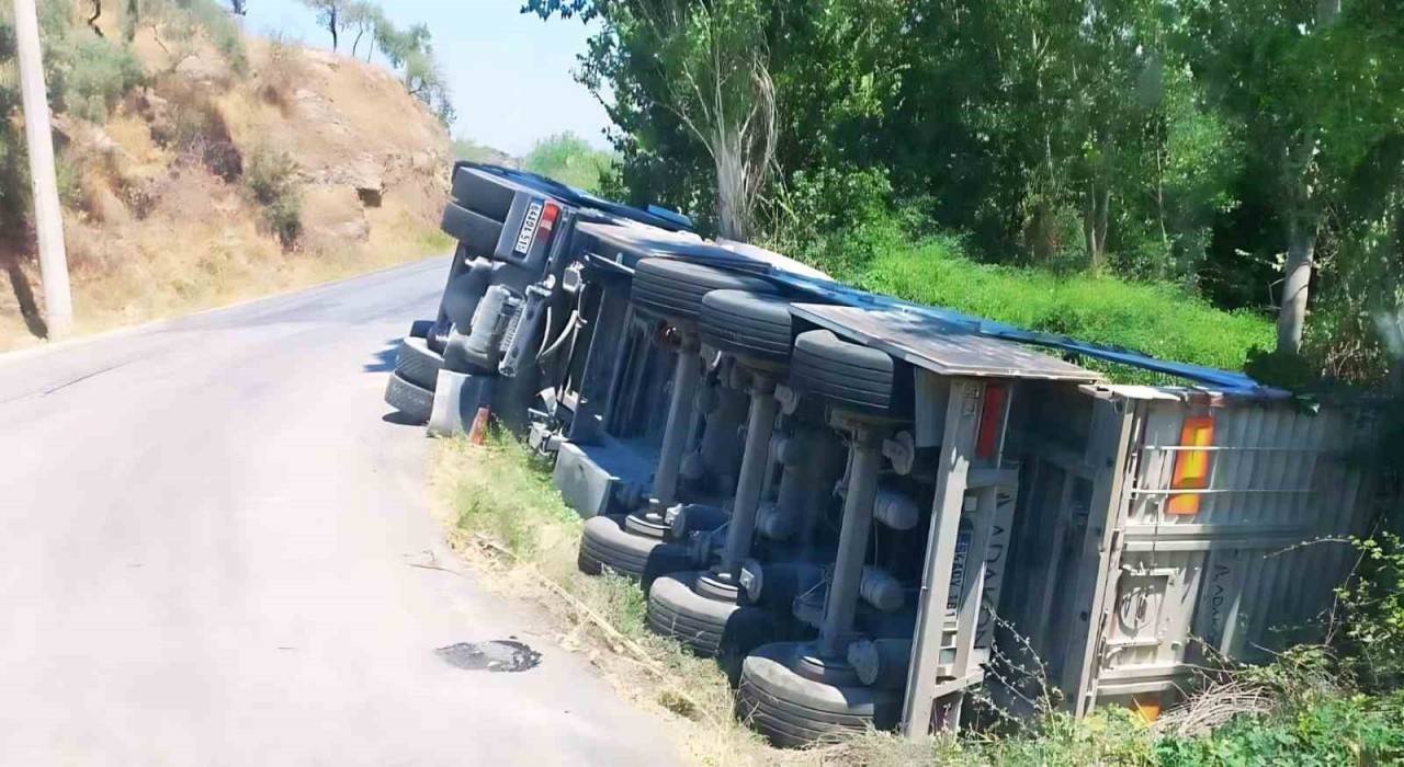 Sökede tır şarampole devrildi