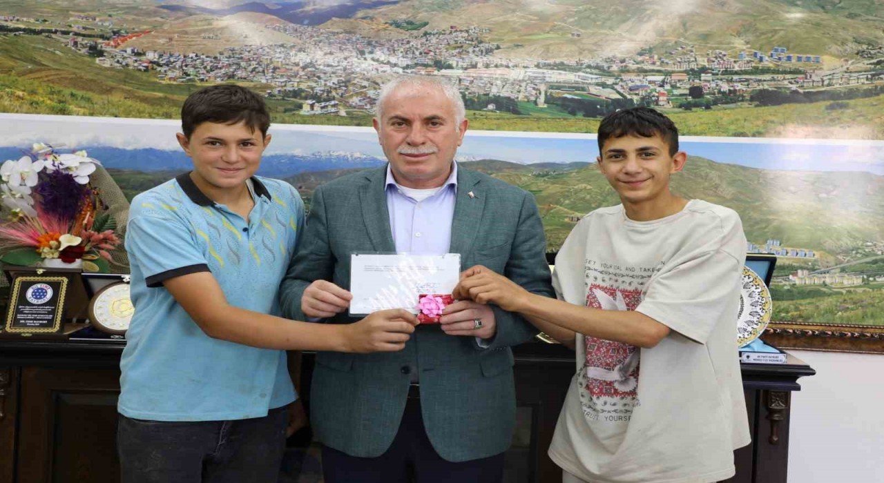 Şölen balonunu bulan gençlere ilk ikramiyeler teslim edildi