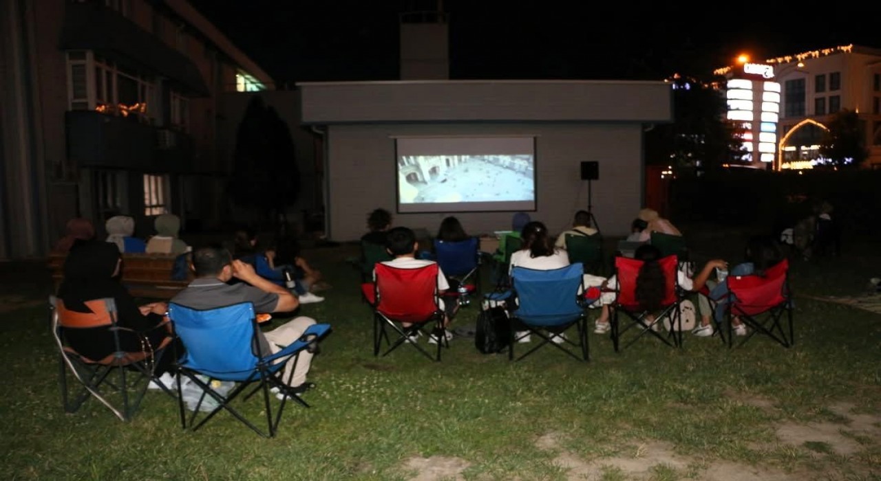 SUBÜde final sınavları sonrası açık havada sinema keyfi