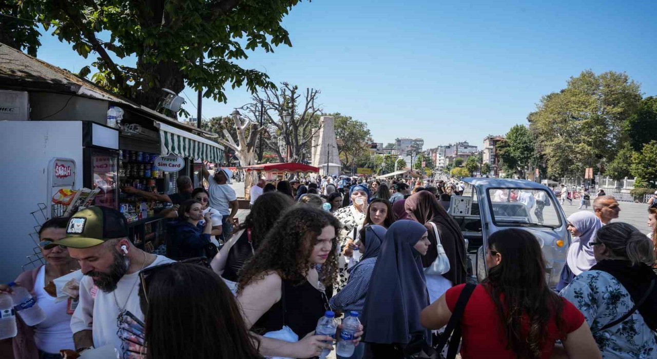 Sultanahmette sıcak hava etkisi: Herkesin elinde su şişesi dikkat çekiyor