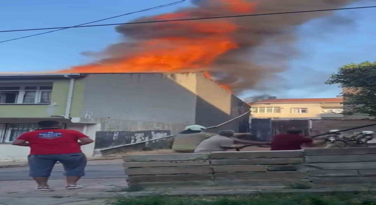 Sultanbeylide iki katlı binanın çatısı alevlere teslim oldu