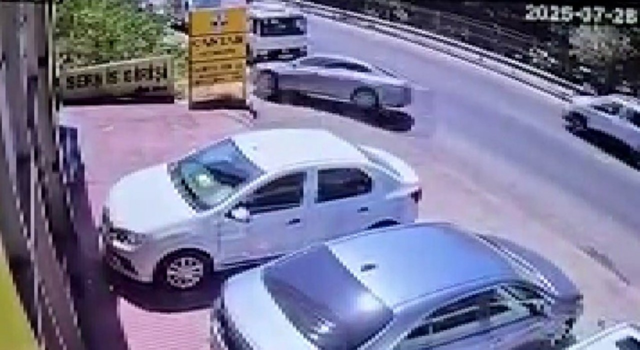 Sultanbeylide kontrolden çıkan otomobil ağaçlık alana uçtu