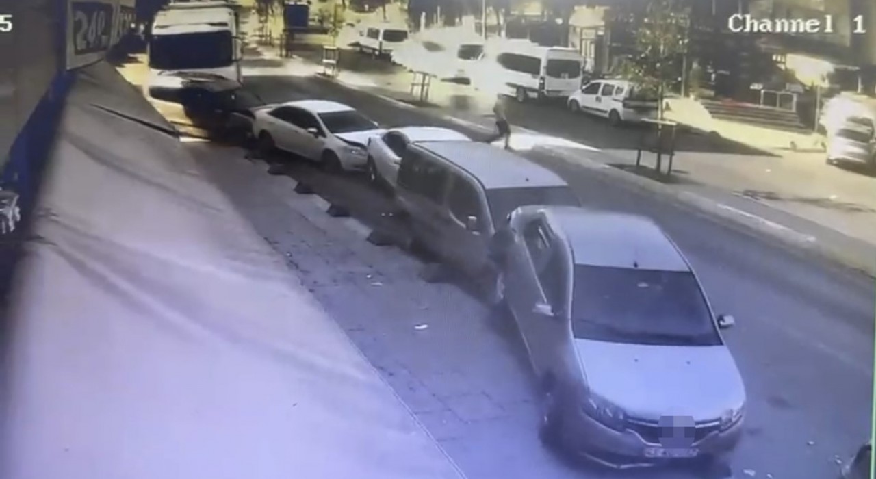 Sultanbeylide yokuş aşağı kayan tır, park halindeki 5 araca çarptı