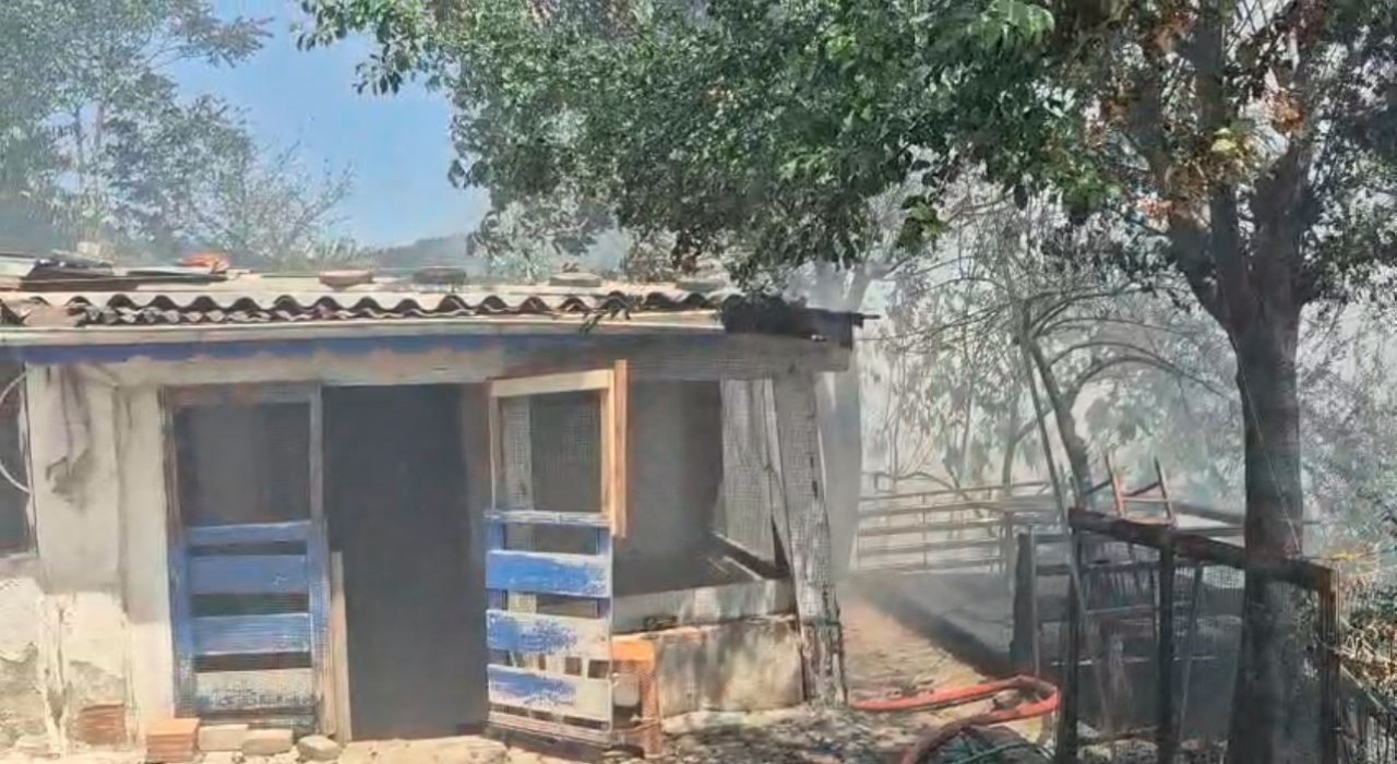 Sultangazide çıkan yangında 2 gecekondu kullanılamaz hale geldi