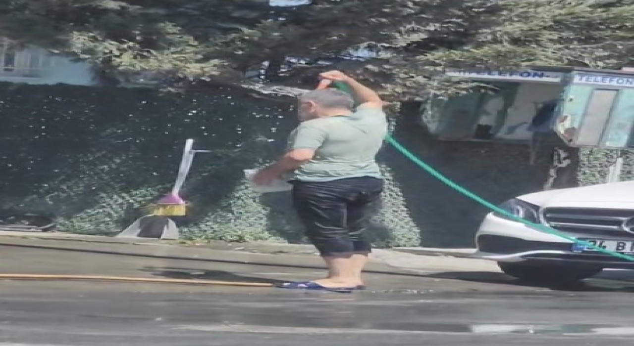 Sultangazide sıcaktan bunaldı: Hortumla hem kendini hem de aracını yıkadı