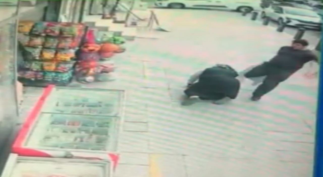 Sultangazide zihinsel engelli şahıs sokak ortasında annesine saldırdı