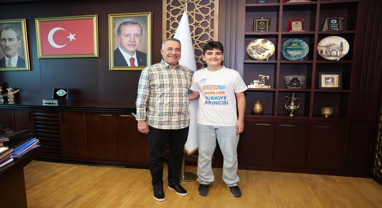 Sultangazili gençlerden büyük başarı: 2 LGS birincisi Başkan Dursunu ziyaret etti