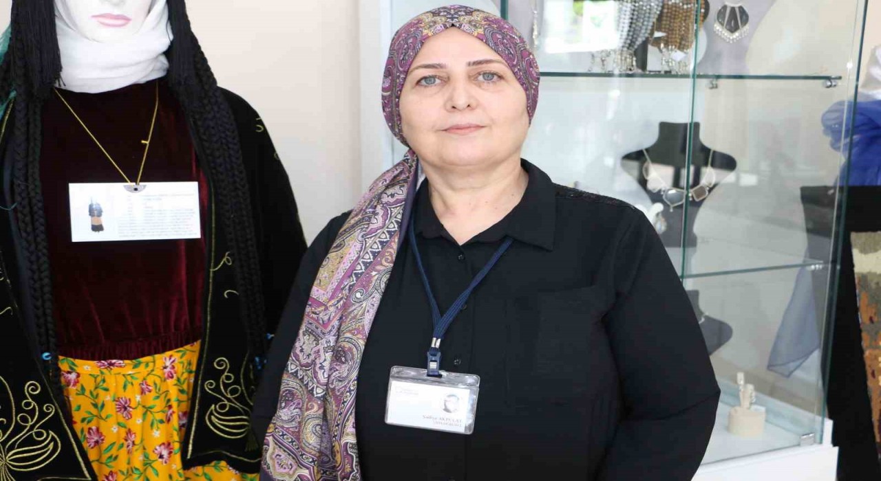 Surda el emeği göz nuru ürünler sergilenip satışa sunuluyor